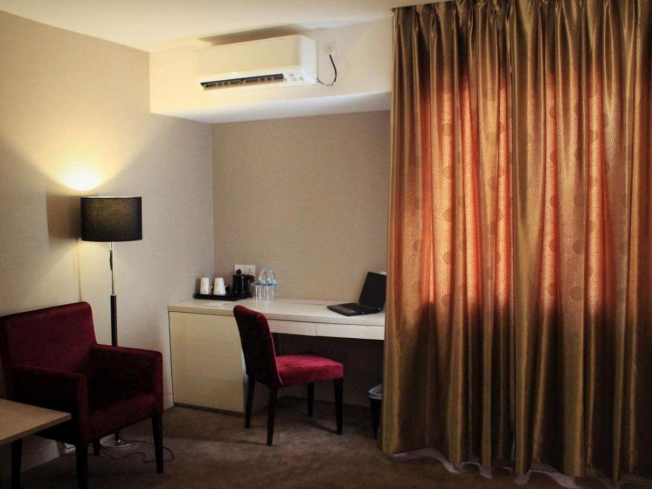 Biz Hotel Batam Nagoya Exteriör bild