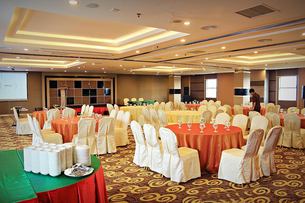 Biz Hotel Batam Nagoya Exteriör bild